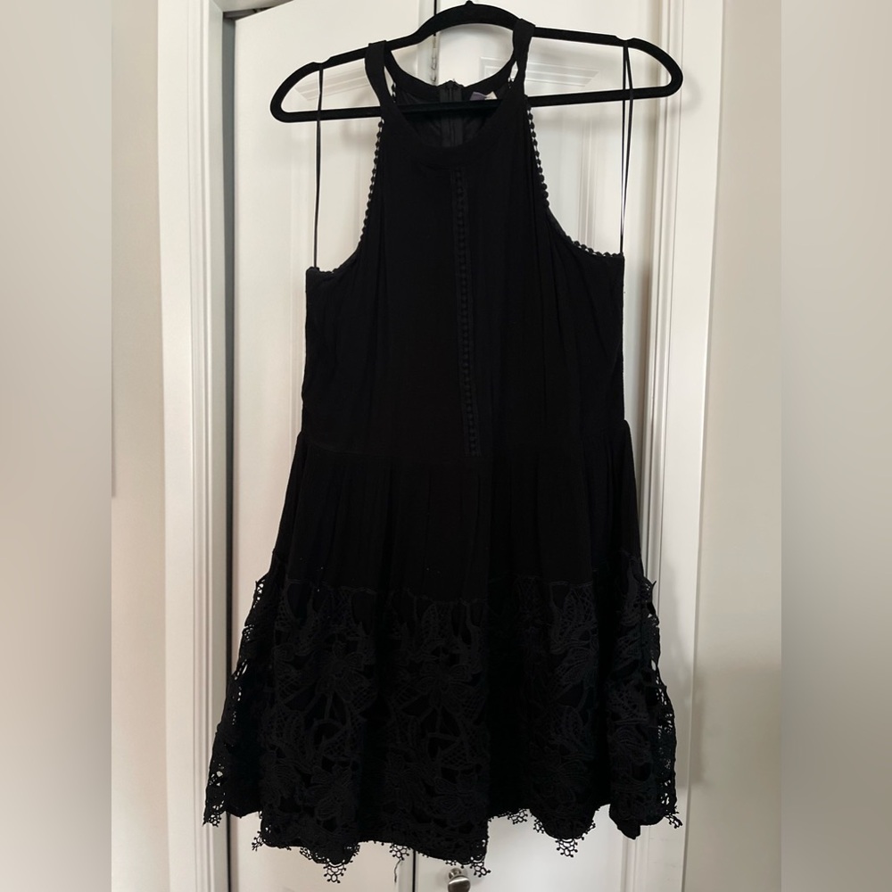 Black sleeveless lace dress